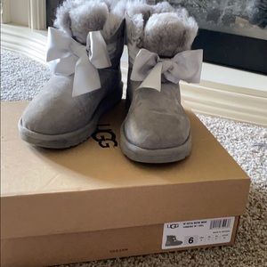 Gray bow mini Ugg boots size 6 in women’s